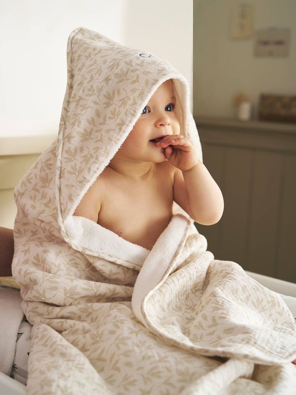 Vertbaudet, Cape de bain gaze de coton personnalisable + gant de toilette HYGGE beige imprimé